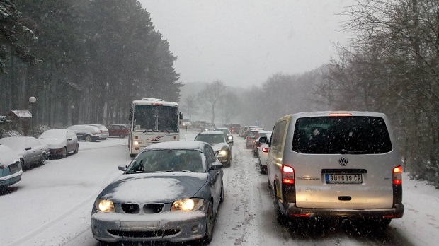 ЗАСТОЈ ЗБОГ СНЕГА: Отежан саобраћај преко превоја Фрушке горе (ФОТО)